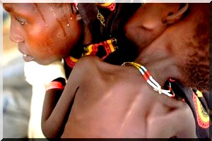 Une femme et son enfant qui souffrent de la malnutriition