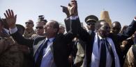 François Hollande et Dioncounda Traoré à Tombouctou, le 2 février 2013.