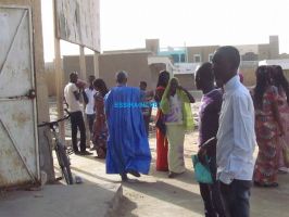 Le directeur des études entrain de chasser les élèves qui attendent leur professeur devant la direction