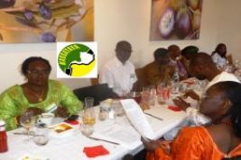 Les convives se mettent à table, les discussions continuent